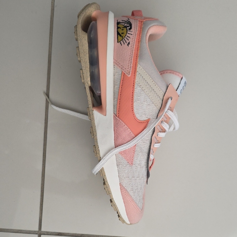 Nike Women's Limited Edition Sun Club